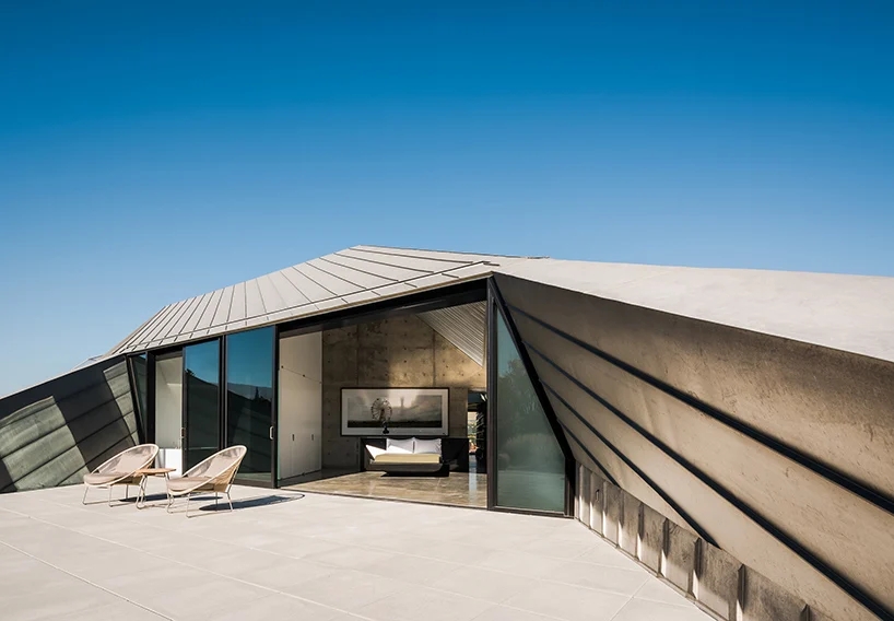 美国西部荒漠中的“变形器”住宅-12