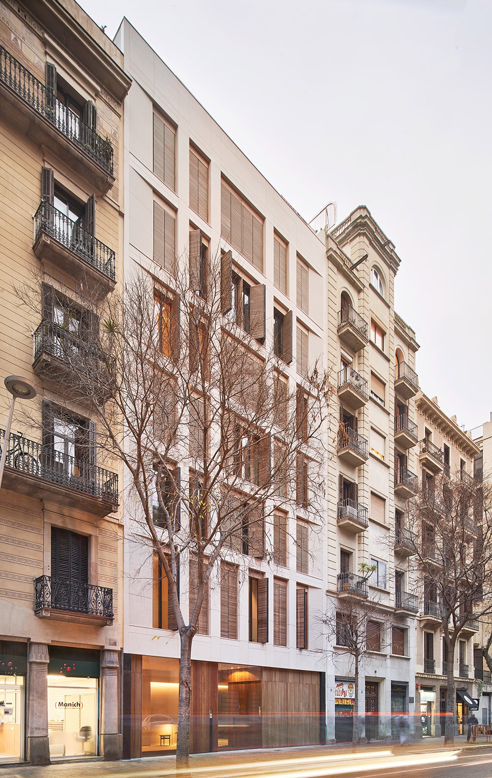 巴塞罗那 Ausiàs March 住宅楼改造 | 向光线致敬的现代建筑立面-2