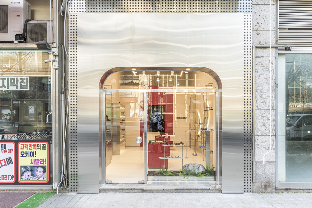 色彩点睛的 12 平米潮流眼镜店设计-2