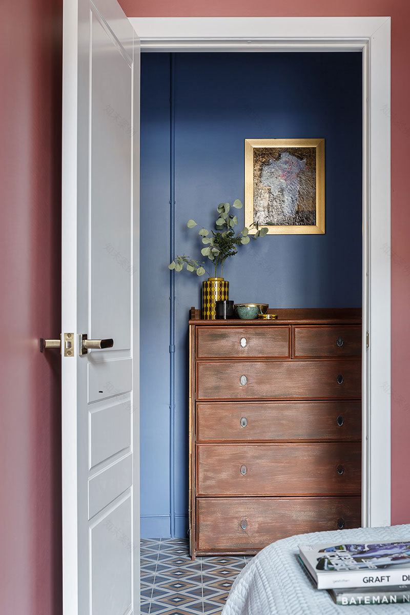 圣彼得堡色彩斑斓的小型出租公寓设计-10