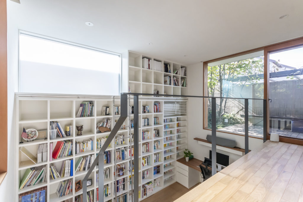 別荘地のように静かで緑に囲まれた家　緑と空の見える図書室でゆったりと本を読んで過ごす | Architecture | 100%LiFE-4