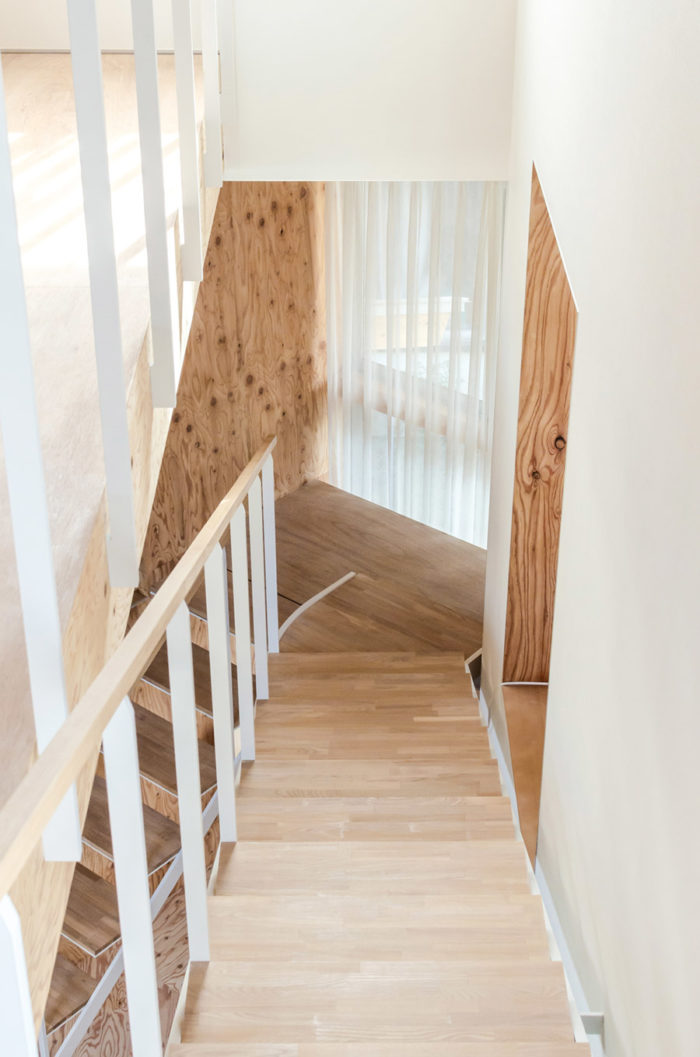 住み慣れた場所で建て直す内部化された庭を中心に家族が暮らす家 | Architecture | 100%LiFE-3