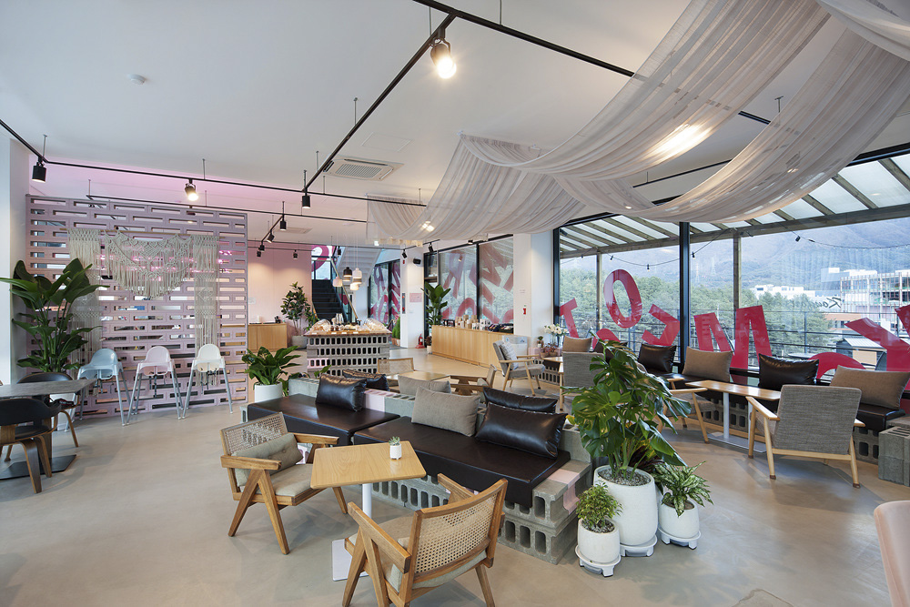 现代简约风贝克里卡菲咖啡厅设计-12