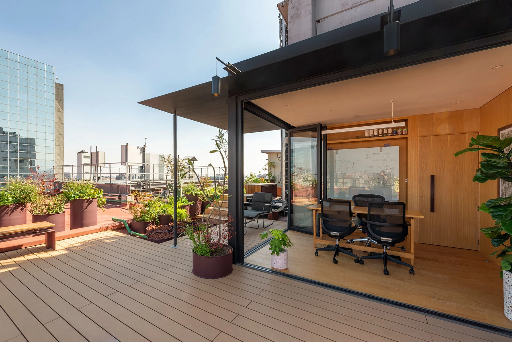 墨西哥城繁忙大道上的空中办公室改造-37