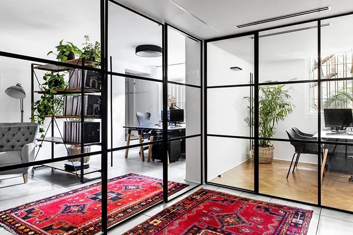 特拉维夫公寓改造,Qumra Capital 办公室的黑白极简魅力-14