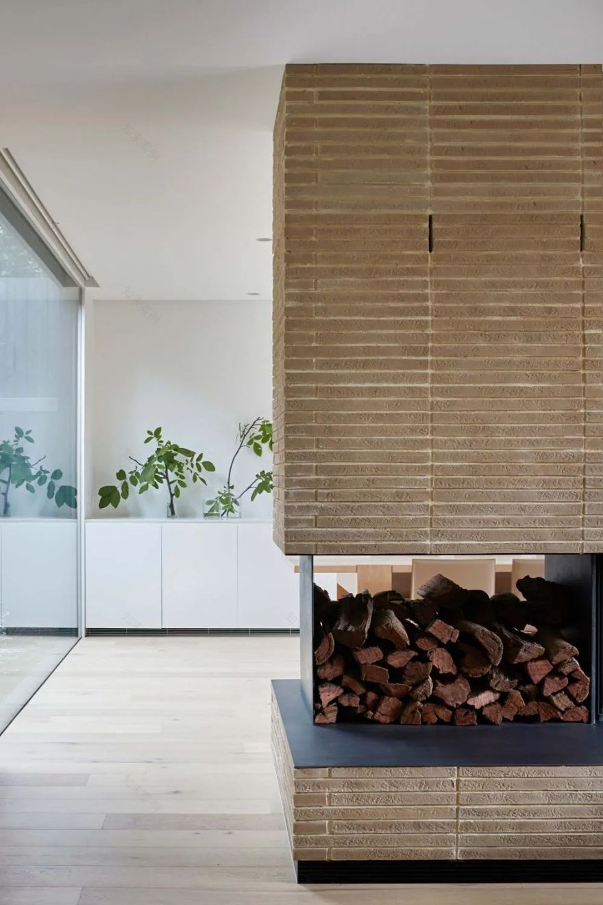 墨尔本 U 型现代别墅 | 坚固与温暖的二元探索-25