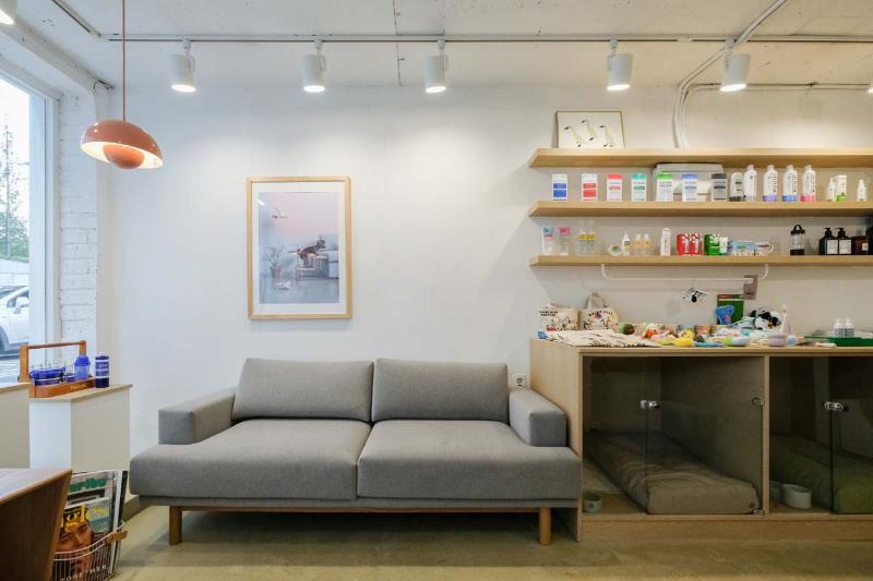 15 平米宠物用品店，简洁明亮的白色调空间设计-9