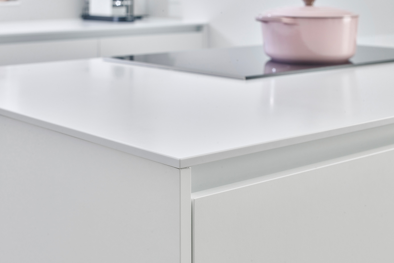 Urk现代白色岛台厨房设计丨荷兰丨Arma Keukens en Sanitair-20