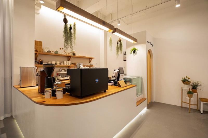 极简 25 坪咖啡厅，打造温馨 white tone 空间-10