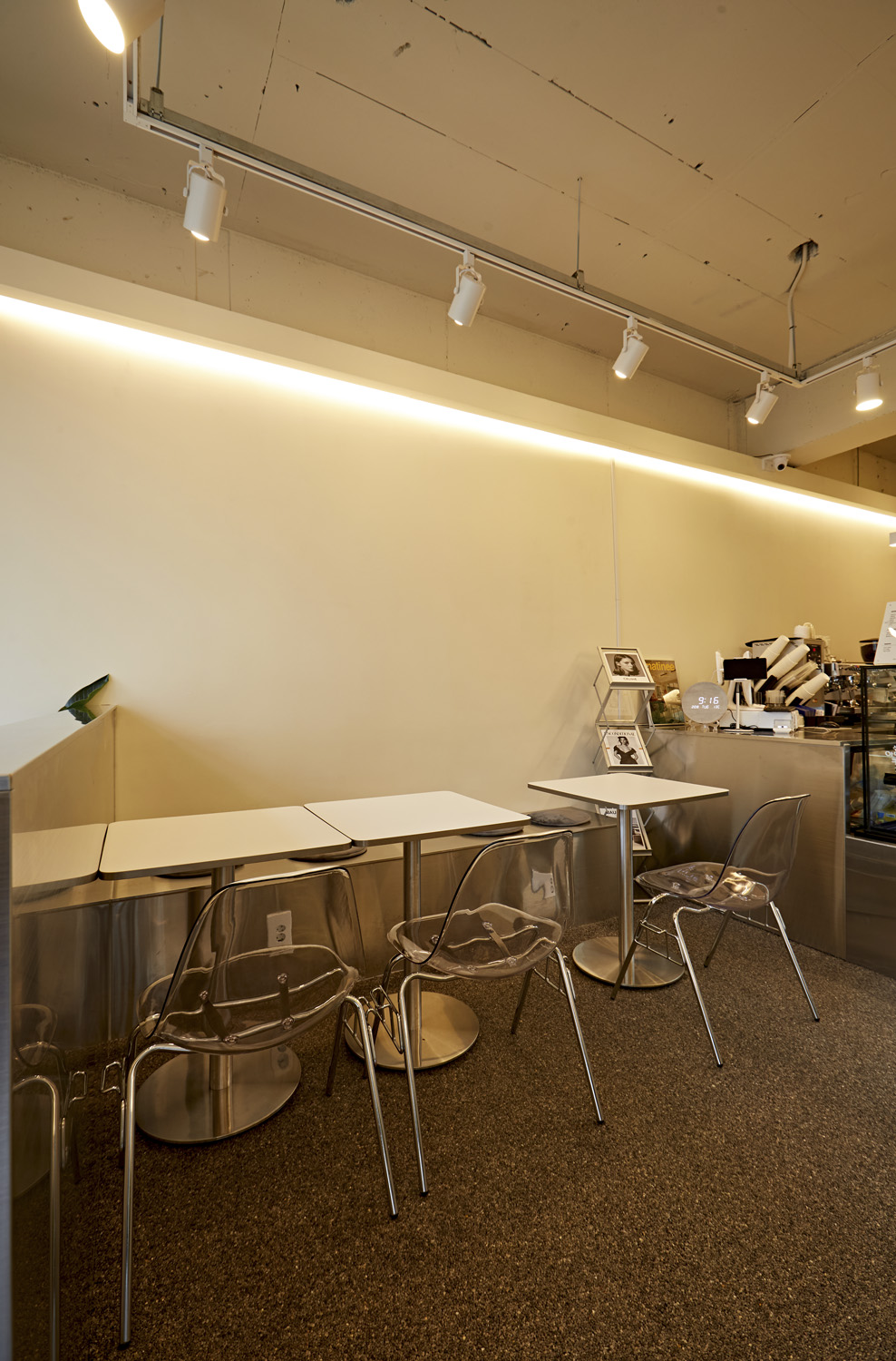 16 平米咖啡厅，极简设计惊艳亮相-13