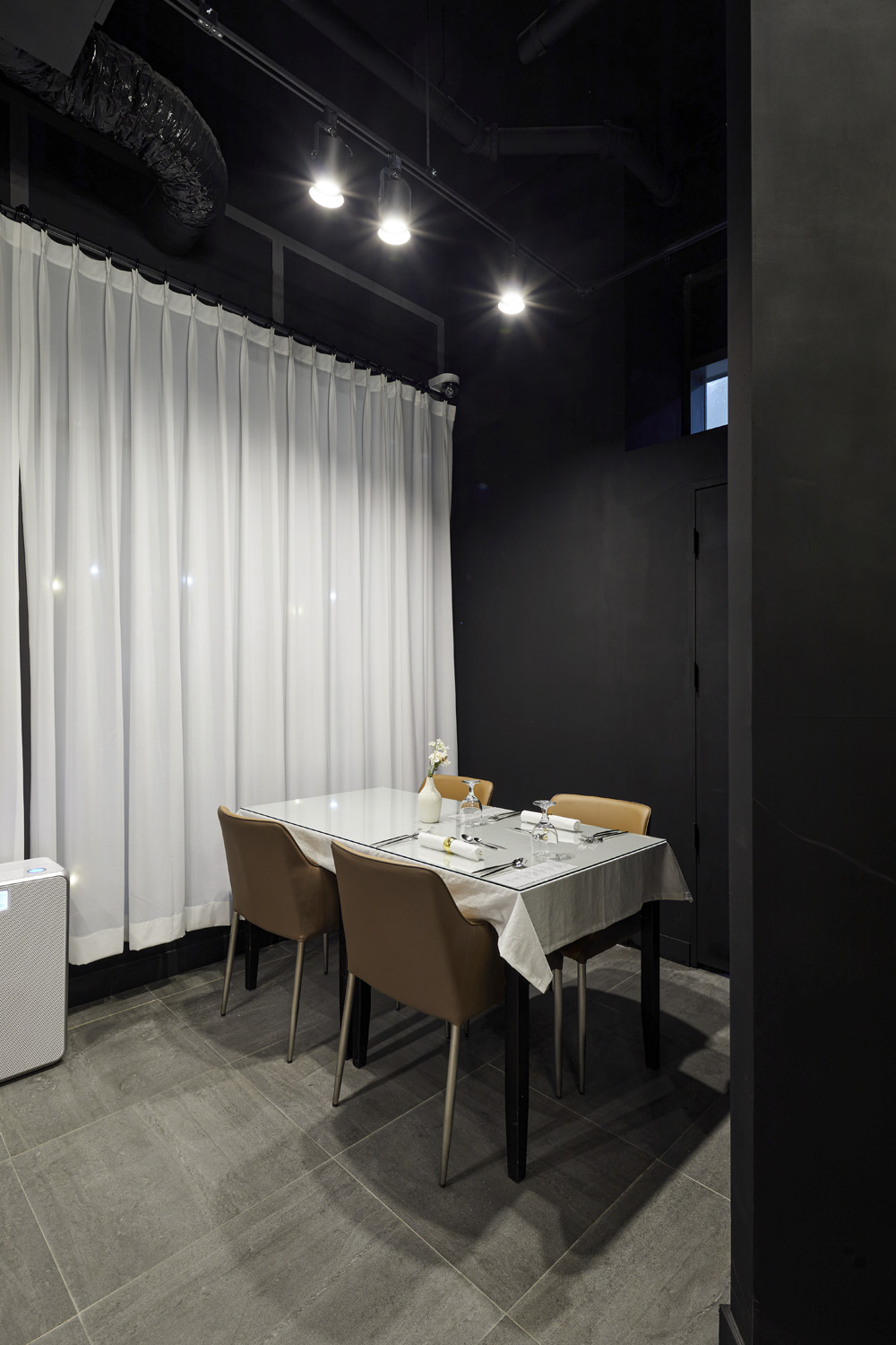 现代简约 20 平米餐厅设计，黑灰色调展现高级感-9