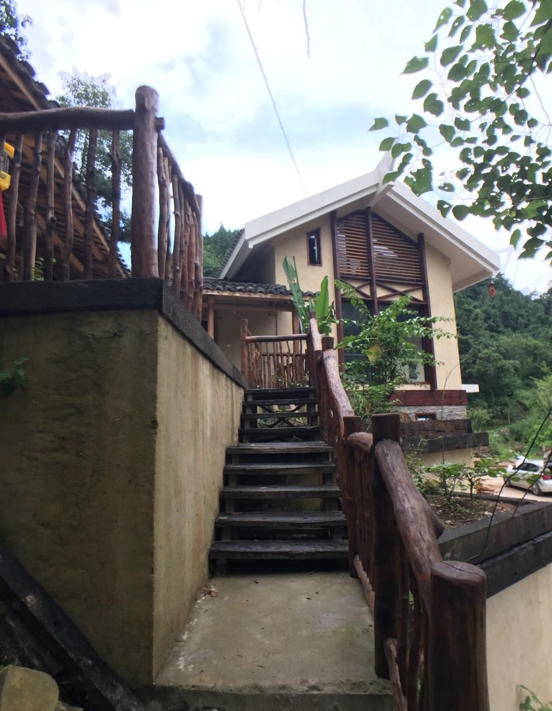 依山而立的雯雯之家 | 原木与化石的纯净邂逅-11