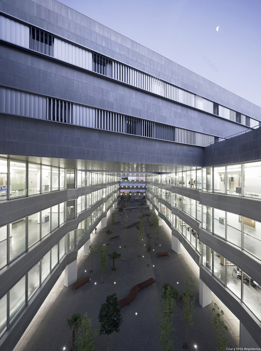 塞维利亚大学科学教育学院 · 创新的叠加建筑设计-53