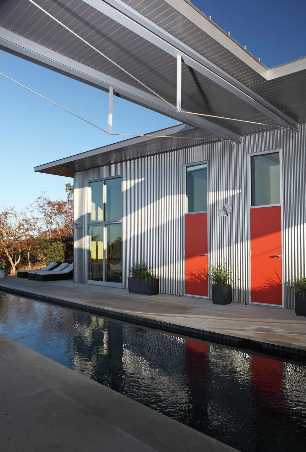 德州奥斯汀的"Villa Nuevo" | 夏日遮阳，室内外生活和谐共生-34