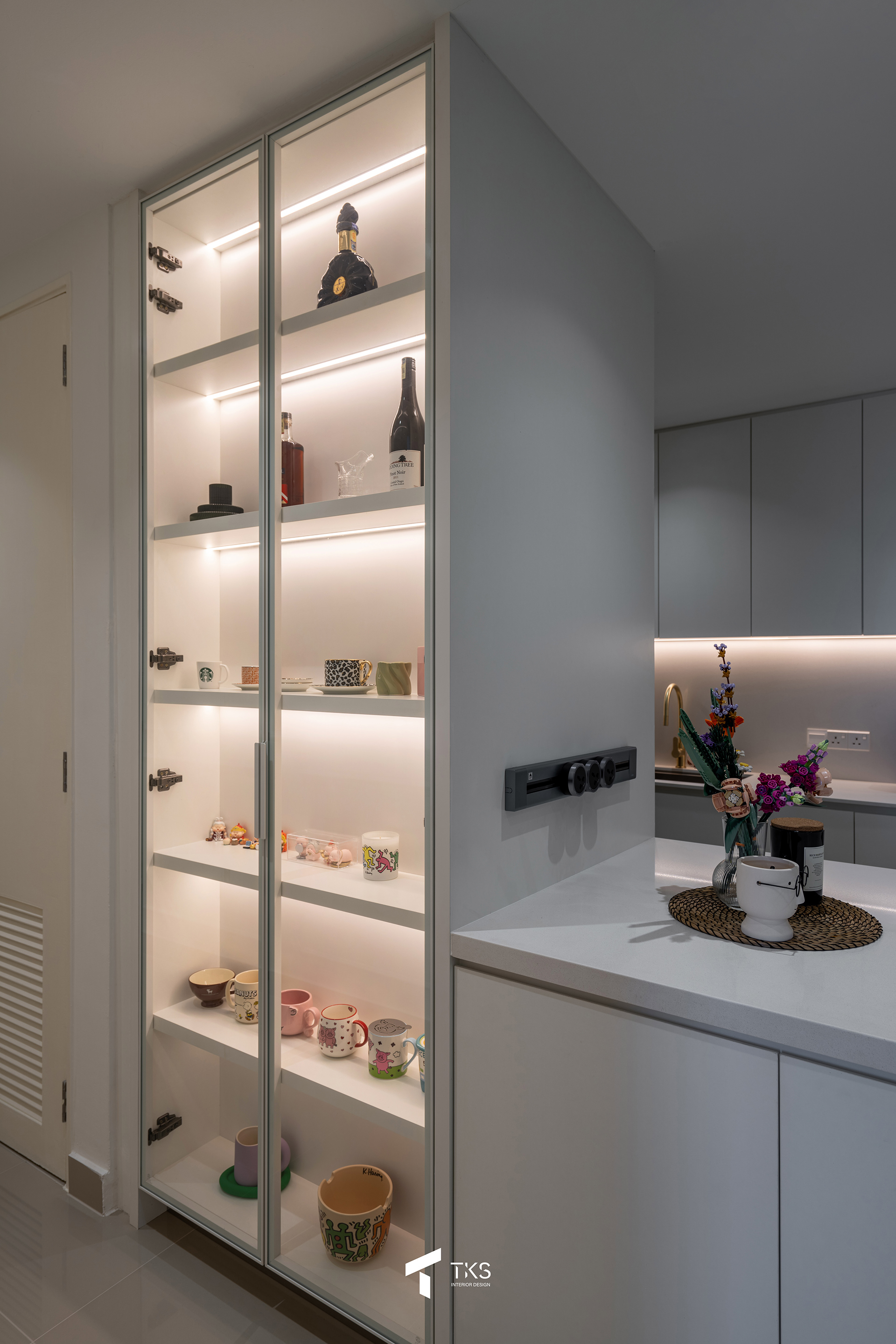 "Streamlined Contemporary French Design" @ EAST PARC-34