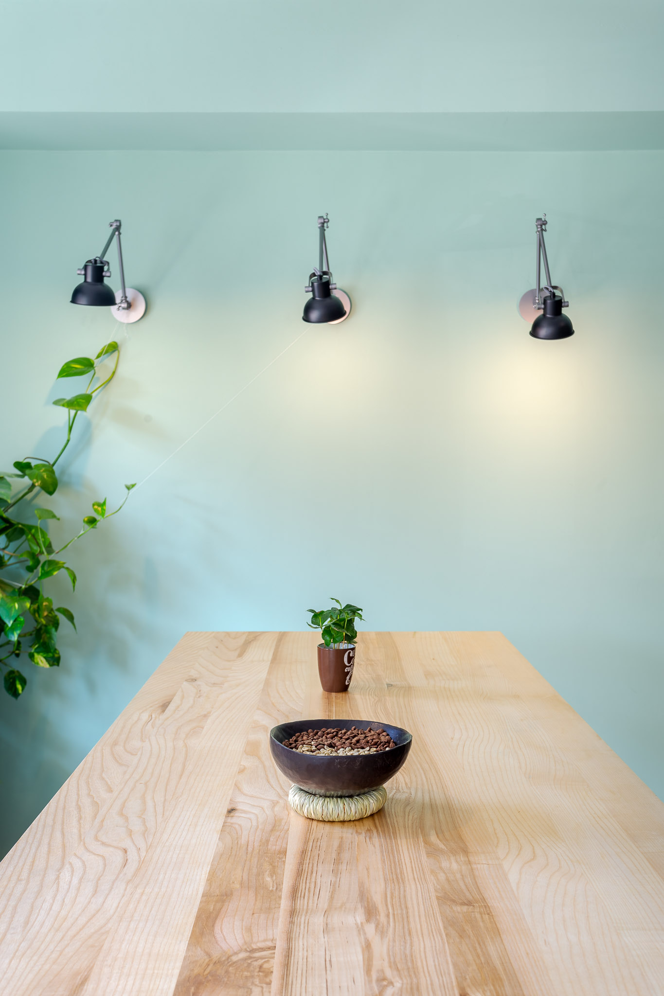 441 设计工作室打造罗马尼亚 Bucharest Saint Roastery 咖啡厅,工业风中融入温暖元素-10