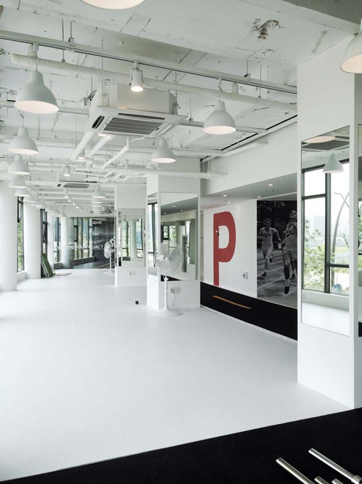 简约时尚的白钢健身房-10