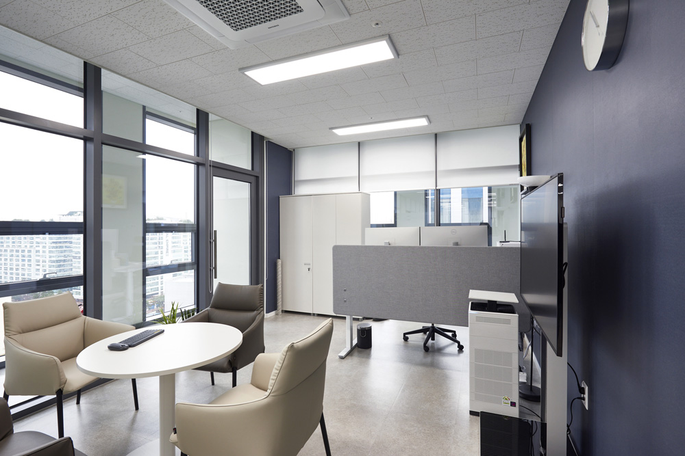 130 平知识产业中心极简白诠释空间美学-11