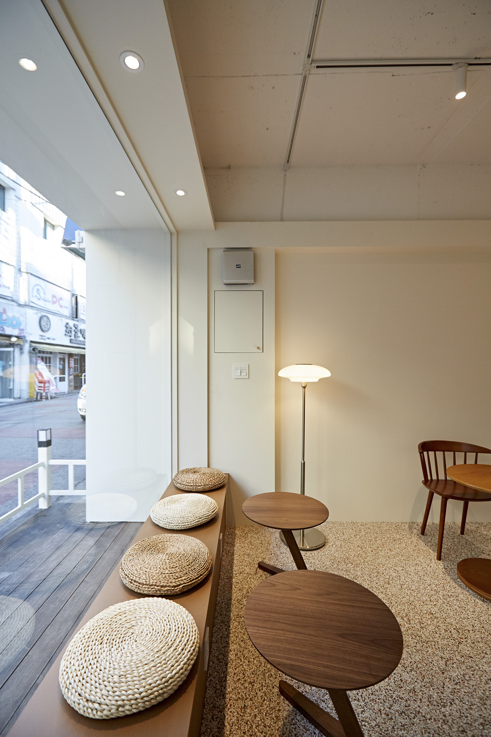 十平米简约咖啡馆，Manoah 诠释白色与木质魅力-12