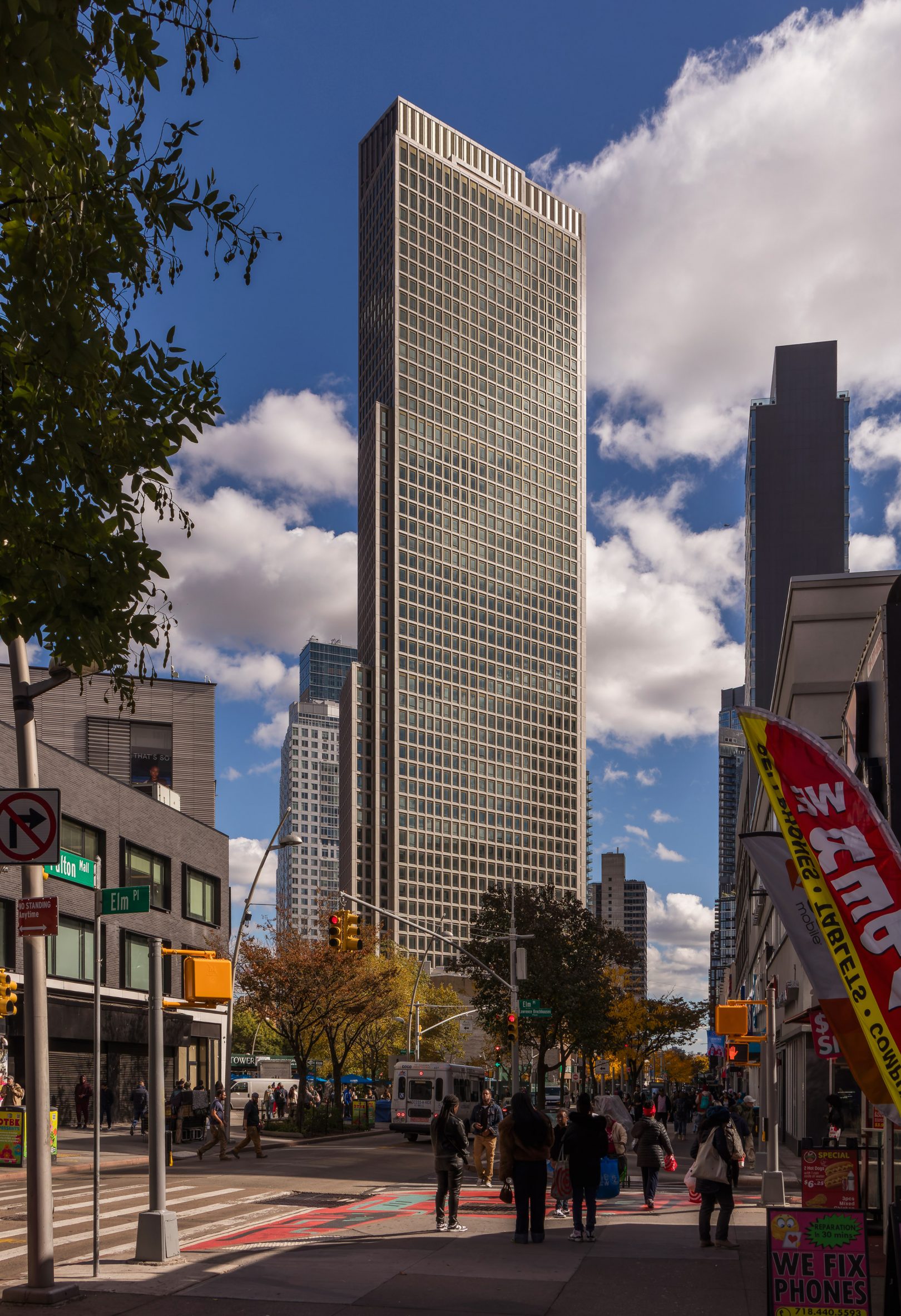 小溪；小河 （注：Brook常见释义为小溪；小河 ，这里The Brook可直接翻译为小溪或小河 ，一般结合语境来更精准确定是哪种较小的水流形态，但仅这短语本身两个释义都较合理，此处给出两个常见释义供参考，若严格按要求避免‘或’字，单独选小溪 亦可 ） 

如果非要最严格符合唯一结果要求，选：小溪 丨美国纽约-11