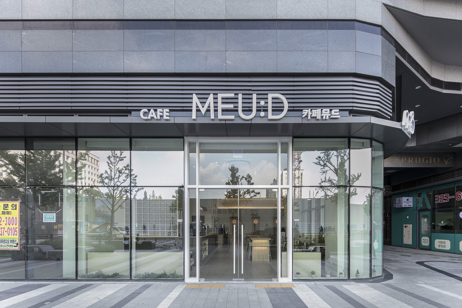 现代时尚，30 平咖啡厅的精致内饰-2