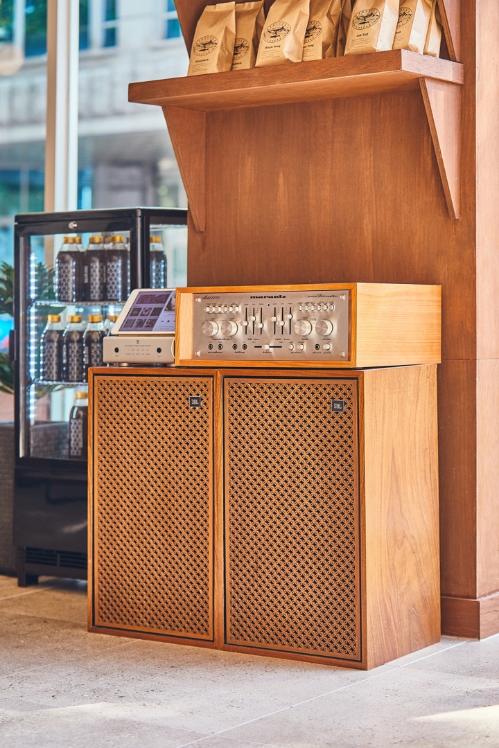 现代简约 17 坪咖啡厅 | 原木质感打造温馨空间-10