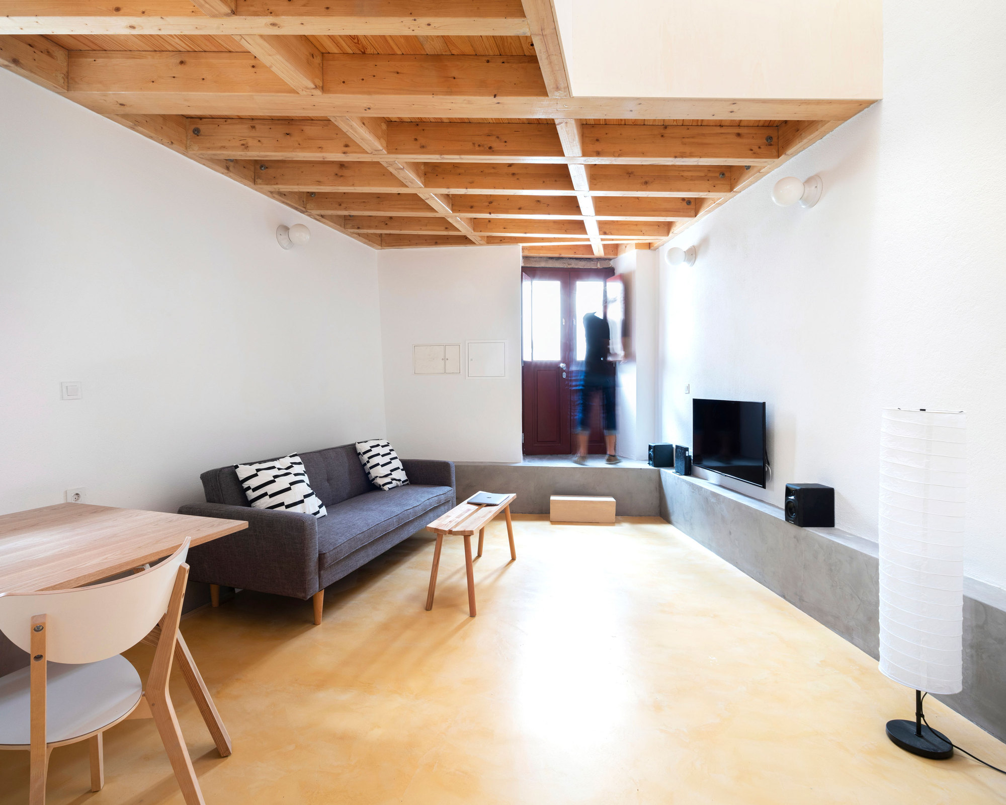 葡萄牙历史小镇中的跨洋重建公寓-1