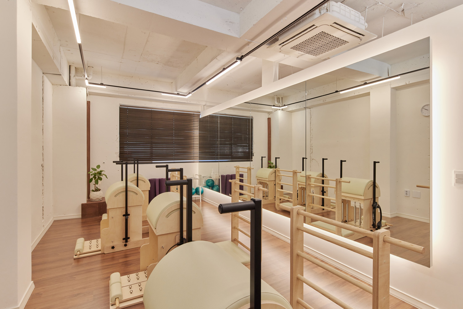 白色与木色，打造高级设计感的 30 平米公寓-12