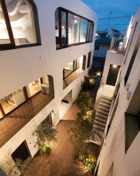 东京合作屋·绿色庭院中的现代住宅