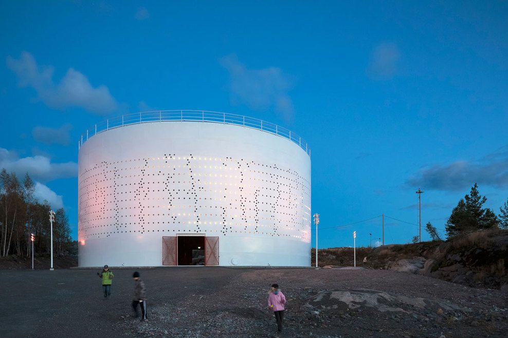 芬兰埃斯波废弃油仓变光艺术空间-6