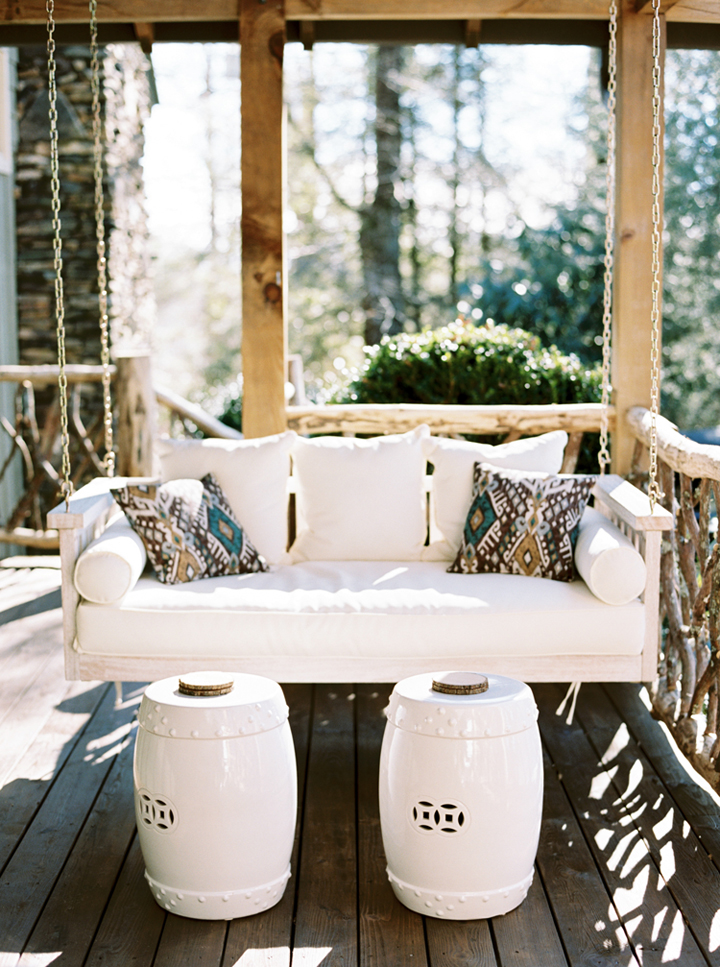 Stunning turquoise home called Acorn Falls Cottage built in the mountains by Ballard Design 由BallardDesign在山上建造的青绿色房子叫AcornFalls小屋。-14