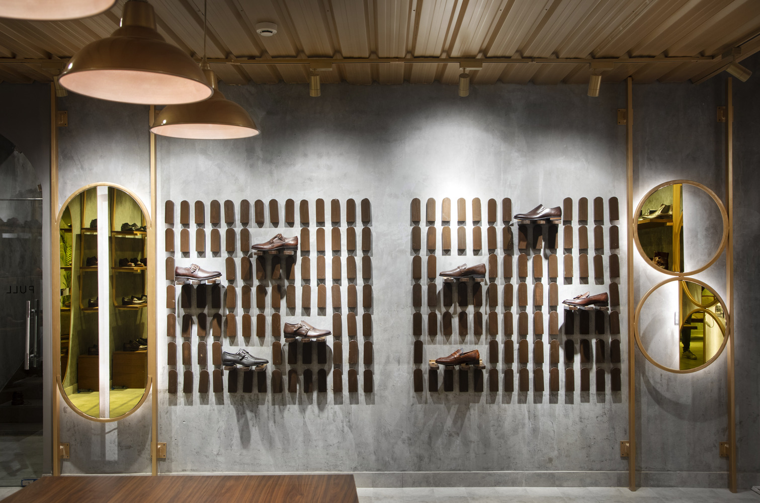 融合建筑美学的奢华鞋店设计-40