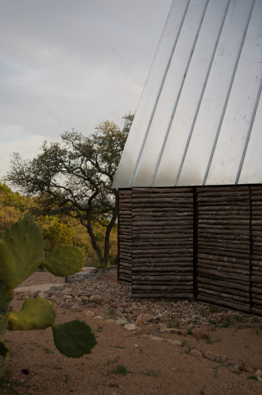 Simple House with Privileged Views-11