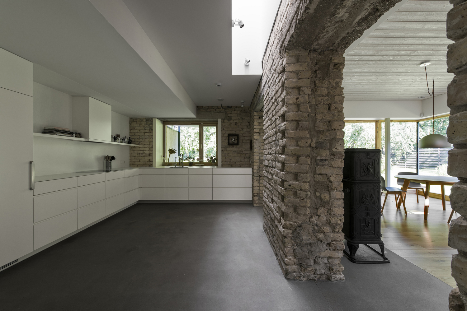 松树林中的现代住宅-36