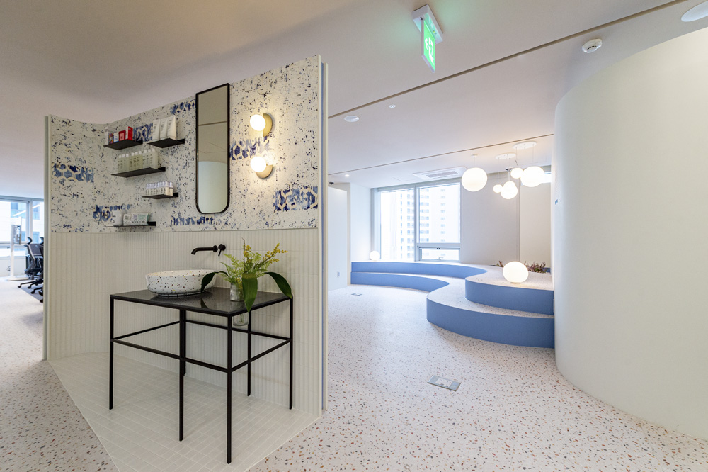 VANADA 办公室 | 简约白调的 75 平米商务空间-6