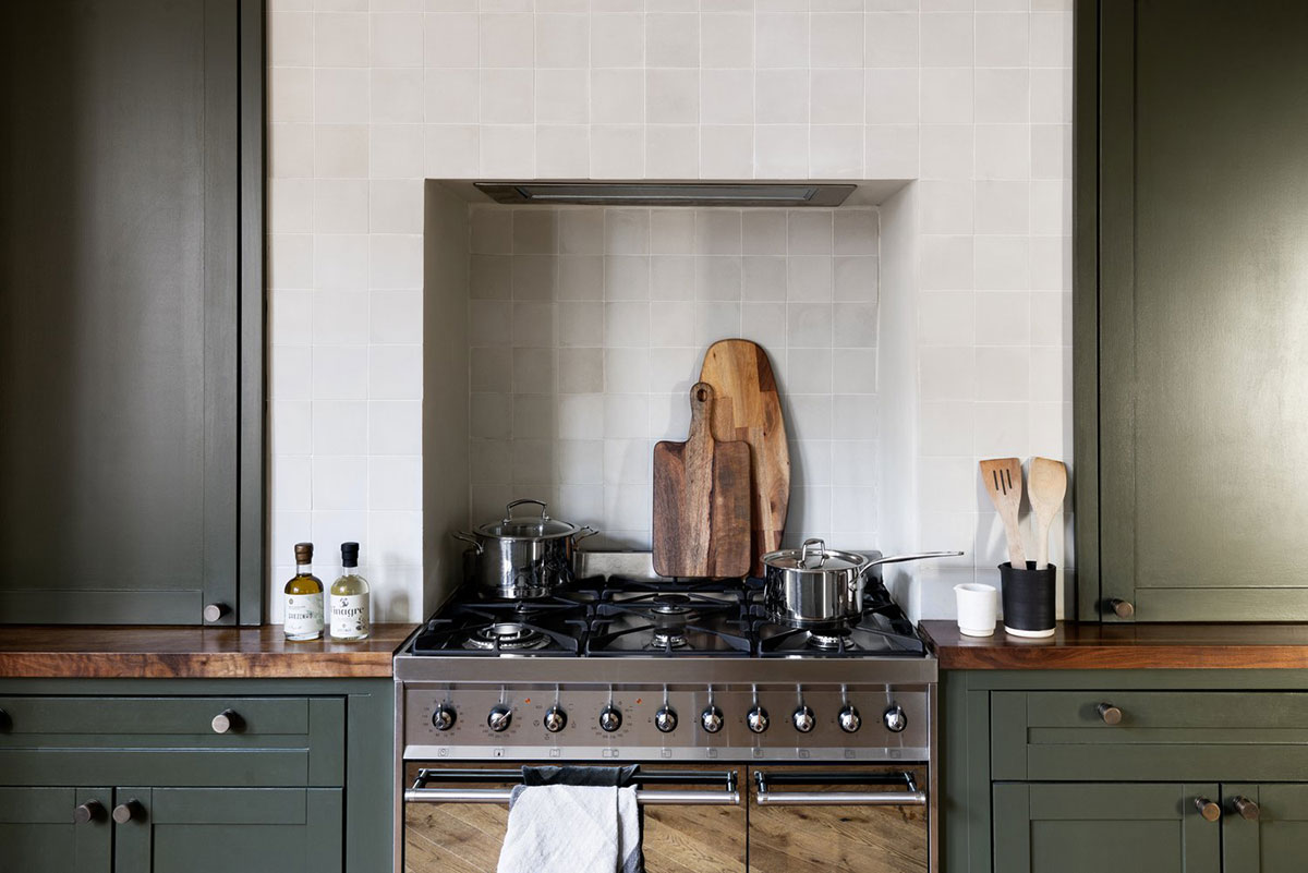 伦敦经典公寓的时尚深色调设计-12