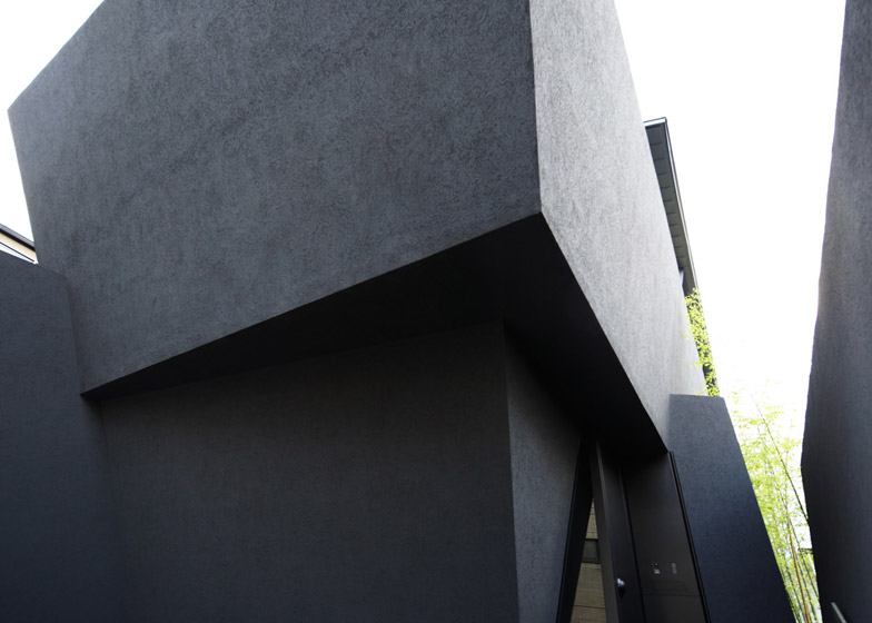 东京“黑棺材”住宅,封闭外表下的明亮空间-8