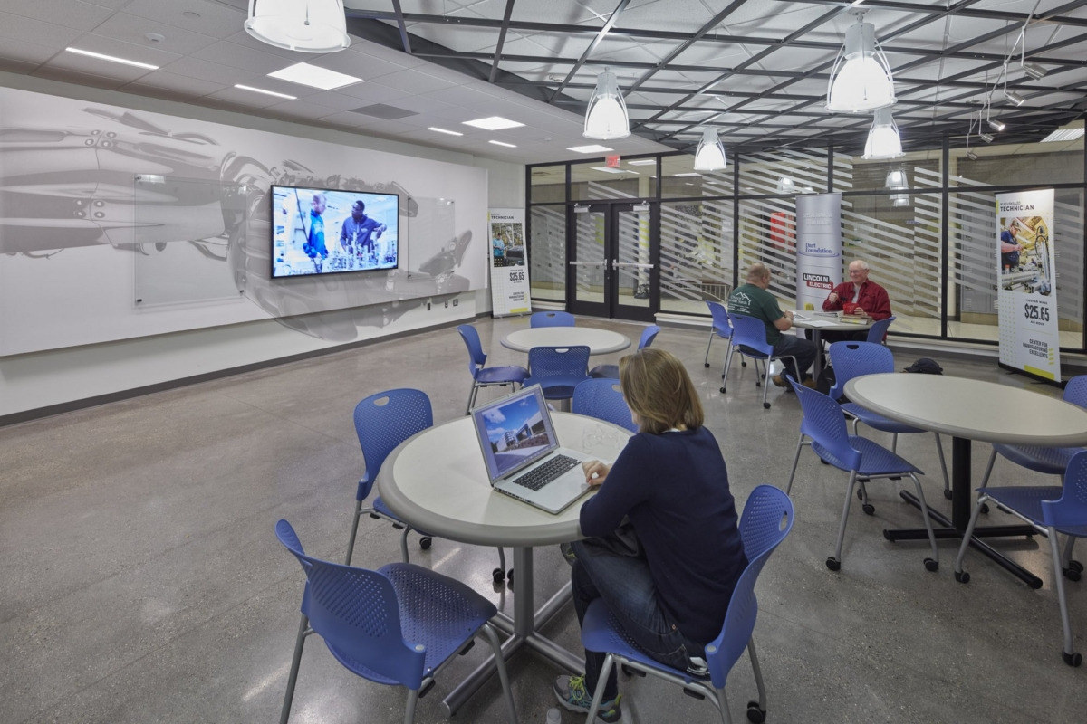 兰辛社区学院制造业卓越中心-11