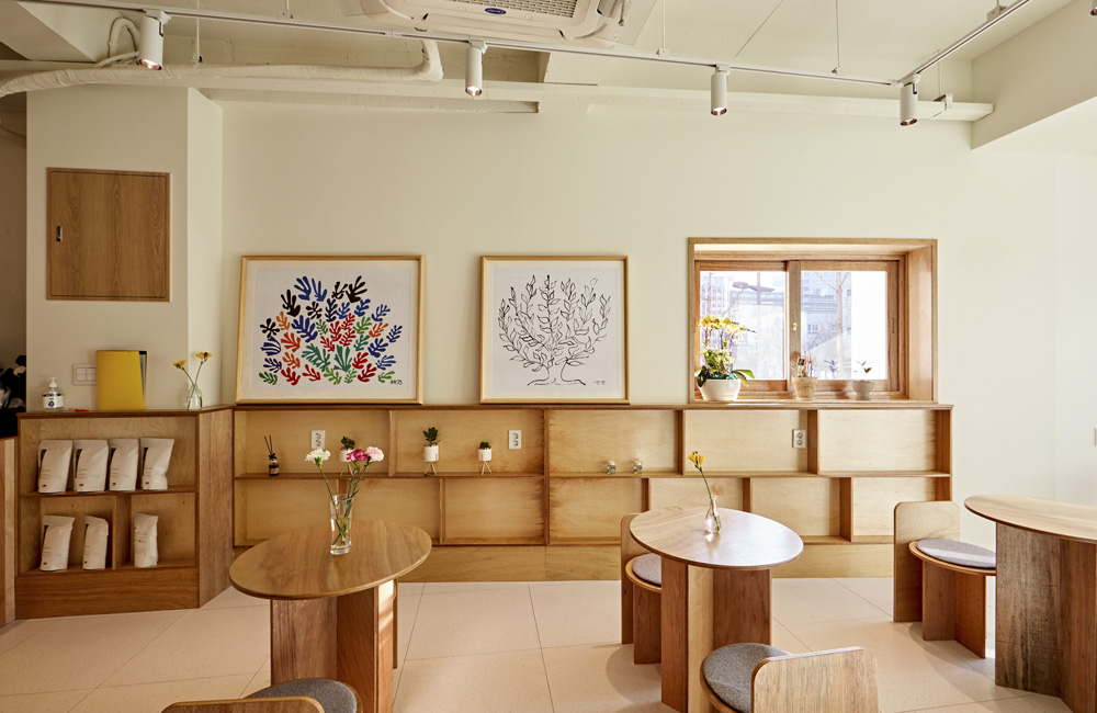 白色与木质，打造 16 平米温馨咖啡馆-9