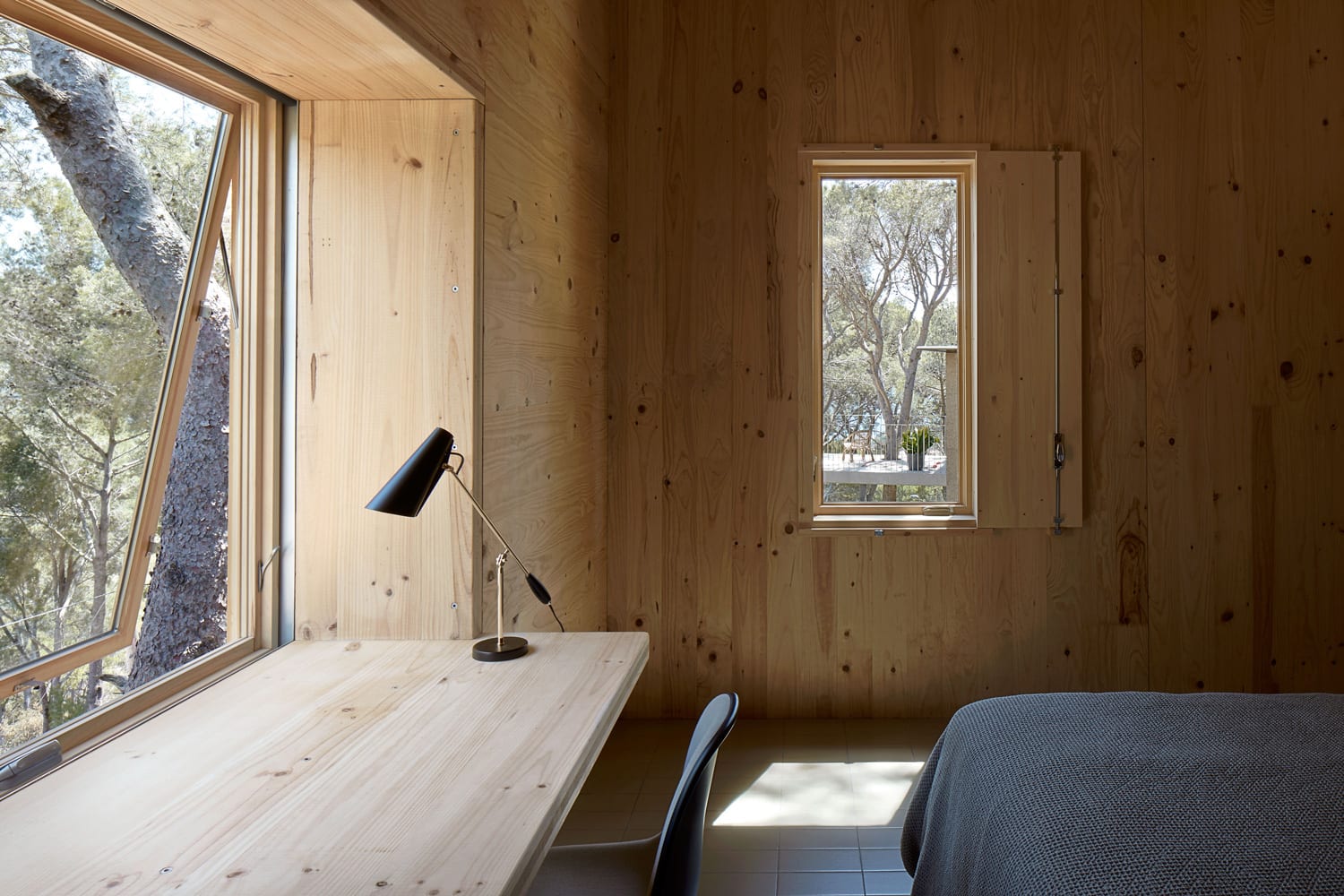 森林中的隐秘居所——西班牙 Costa Brava 两座 Cork House-11