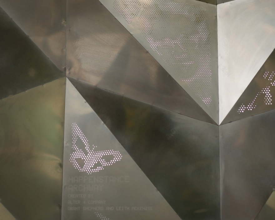 英国公园“偶然事件”拱门设计,历史人物穿孔唤起时空对话-25