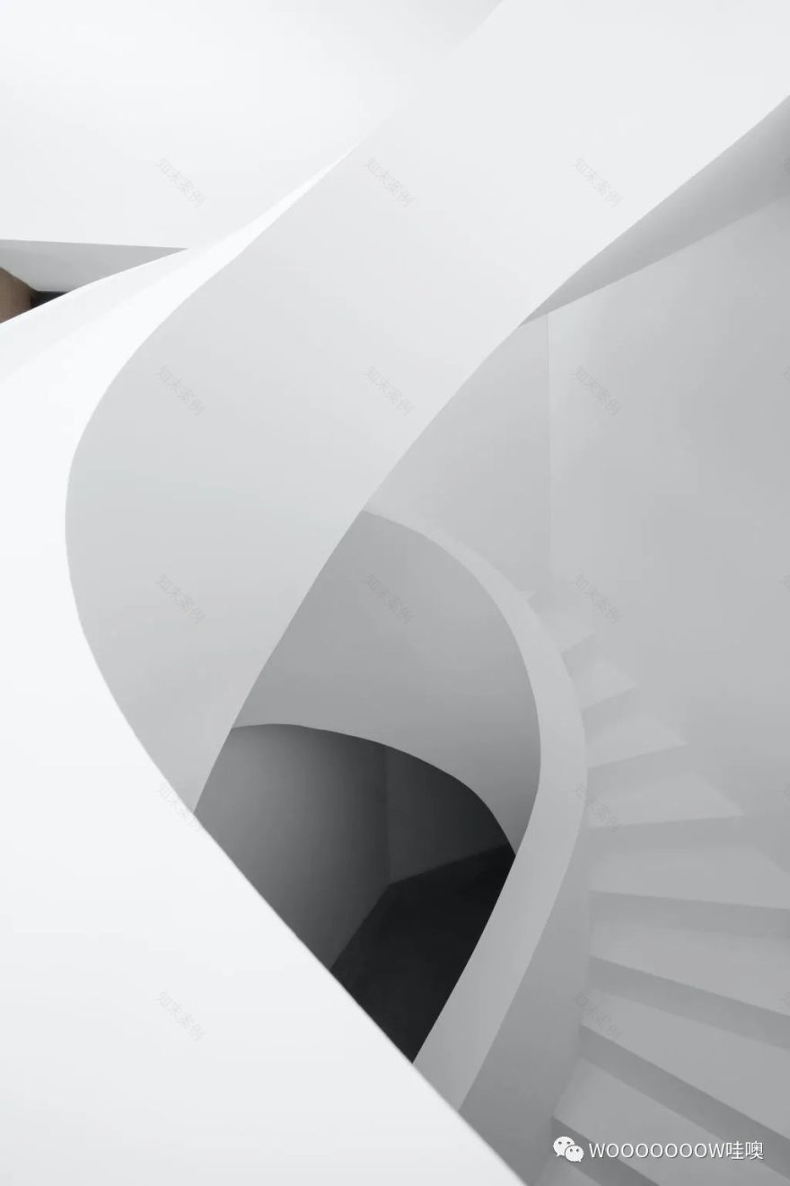 混凝土别墅 | 人居住的墙与弯曲楼梯的创意设计-6