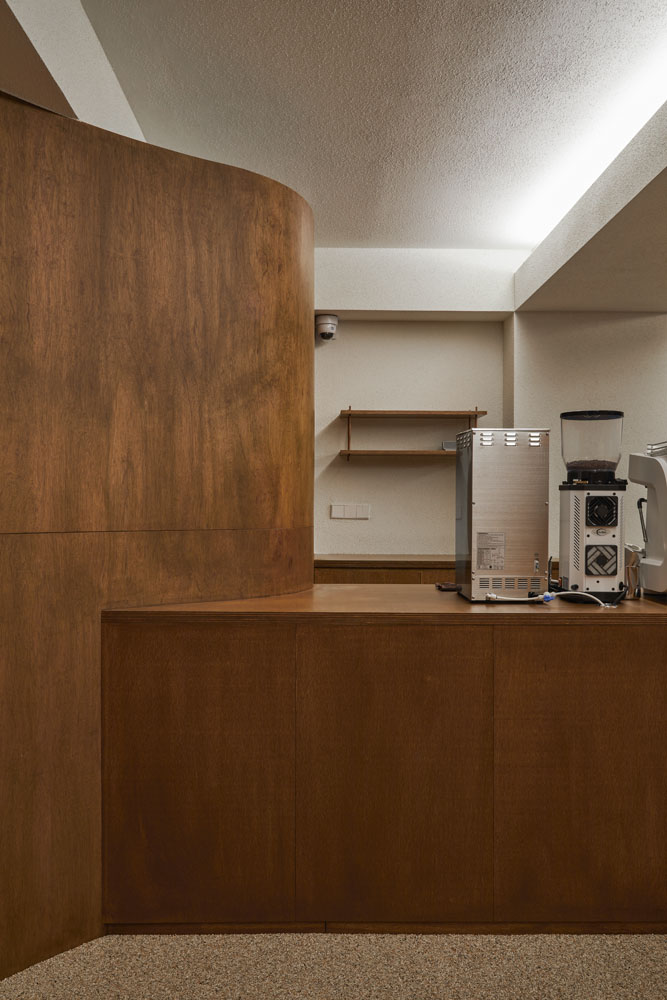 二十平米温馨小咖啡馆，灯光设计成焦点-12