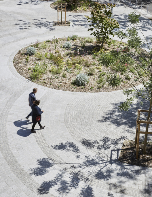 法国 Mantes-la-Jolie 市 Henri Dunant 广场改造，实现行人友好与城市融合-14