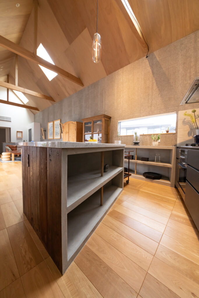 物語のあるものに囲まれて　多様な素材使いが生み出す愛着がわく独自の空間 | Style of Life | 100%LiFE-7