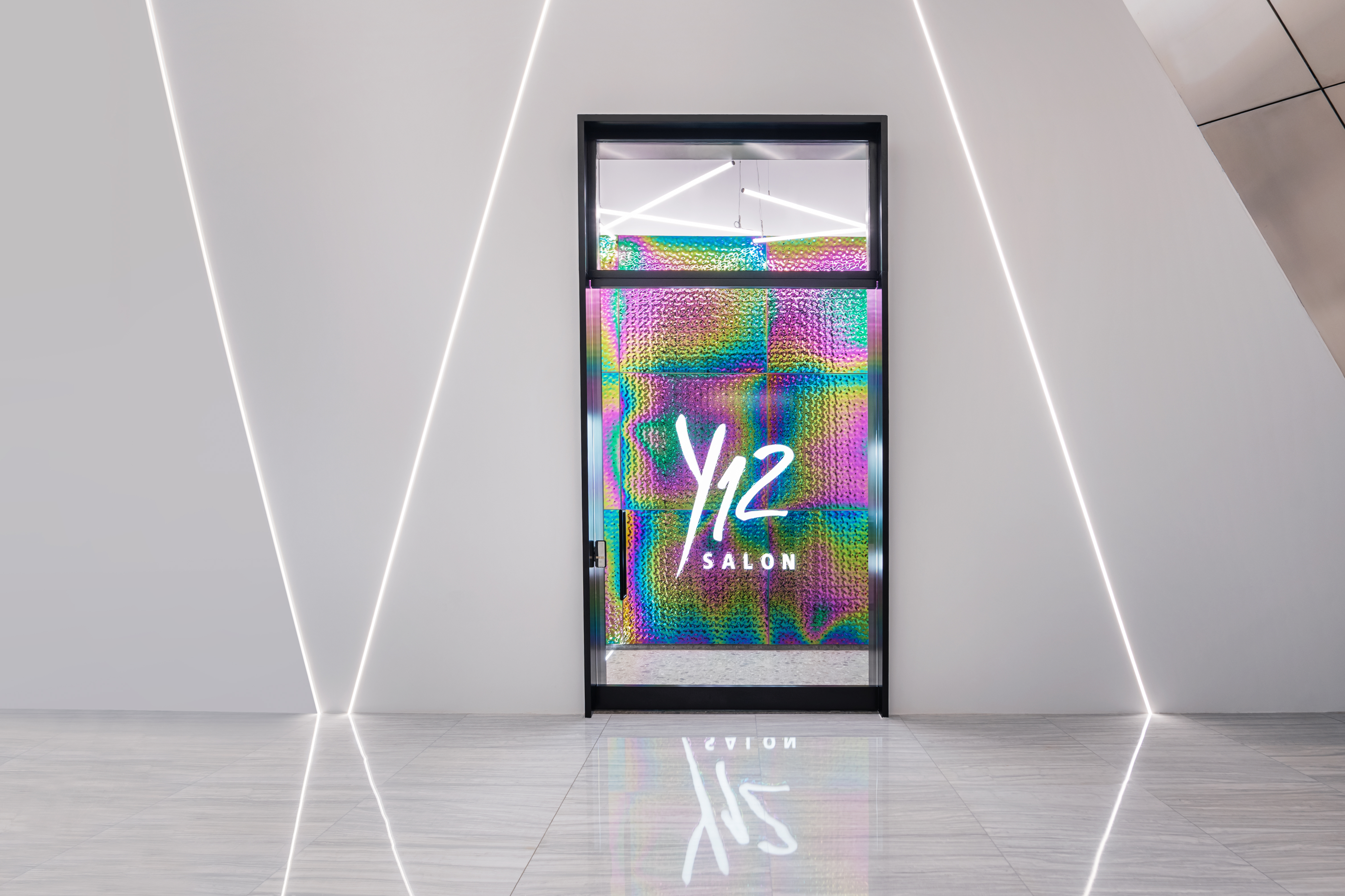 迪拜 Y12 沙龙 | 复古未来主义的美发空间-3