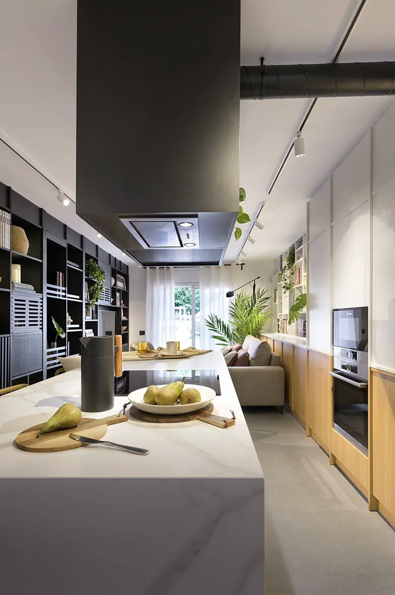 黑色图书馆墙设计，52m2 公寓变身超英雄收藏之家-2