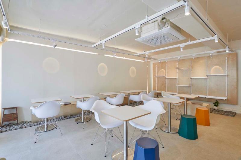 20 平米温馨甜品咖啡厅，打造温暖空间-9