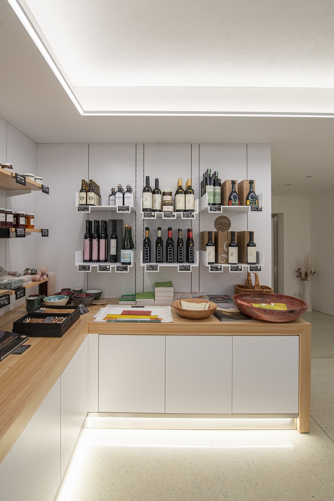 奥地利酒庄 Sattlerhof 销售空间设计丨umdasch Store Makers-8