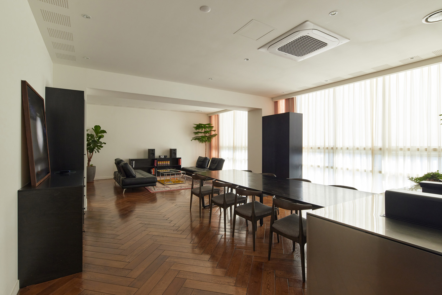 高级白色与木质，打造 92 分豪华室内空间-4